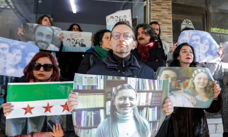 احتجاجات في دوما.. عائلات تطالب بمعرفة مصير المفقودين منذ 11 عامًا 1 احتجاجات في دوما.. عائلات تطالب بمعرفة مصير المفقودين منذ 11 عامًا