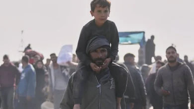 النازحون في جنوب غزة يتوافدون على محور نتساريم وسط معوقات إسرائيلية جديدة