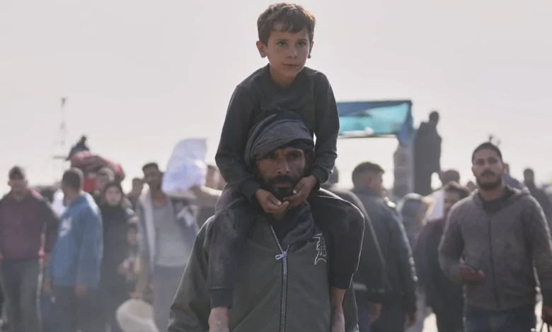 النازحون في جنوب غزة يتوافدون على محور نتساريم وسط معوقات إسرائيلية جديدة 1 النازحون في جنوب غزة يتوافدون على محور نتساريم وسط معوقات إسرائيلية جديدة