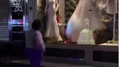قصة مؤثرة لفتاة تغني أمام فستان زفاف في محل تجاري