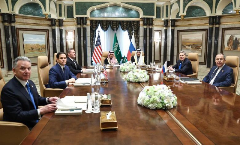 اجتماع تاريخي بين وزيري الخارجية الأميركي والروسي في الرياض: خطوات نحو تعاون مستقبلي 1 اجتماع تاريخي بين وزيري الخارجية الأميركي والروسي في الرياض: خطوات نحو تعاون مستقبلي