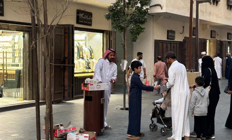 شباب جدة يشاركون في توزيع الإفطار على المارة في رمضان 1 شباب جدة يشاركون في توزيع الإفطار على المارة في رمضان