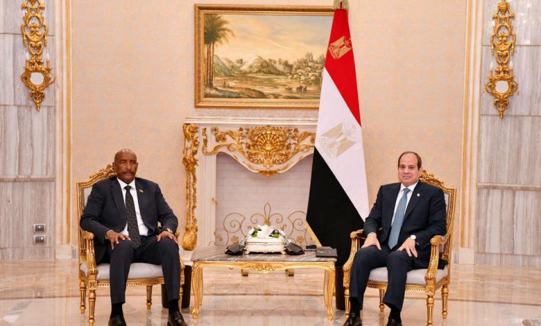 السيسي والبرهان يكثفان الجهود لدعم السودانيين بـ «مناطق الحرب»