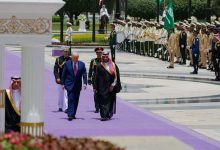 في استقبال ترامب بالسعودية.. ما سر السجاد البنفسجي؟