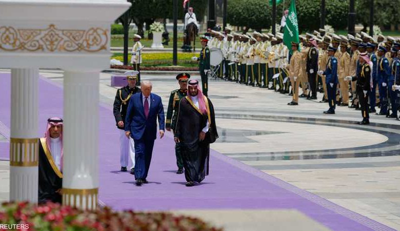 في استقبال ترامب بالسعودية.. ما سر السجاد البنفسجي؟ 1 في استقبال ترامب بالسعودية.. ما سر السجاد البنفسجي؟
