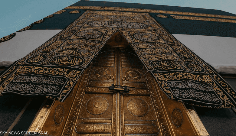 لماذا تُرفع كسوة الكعبة المشرفة خلال موسم الحج؟ التكلفة والتفاصيل الكاملة