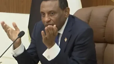 كامل إدريس يحل الحكومة السودانية ويعلن أولويات المرحلة المقبلة