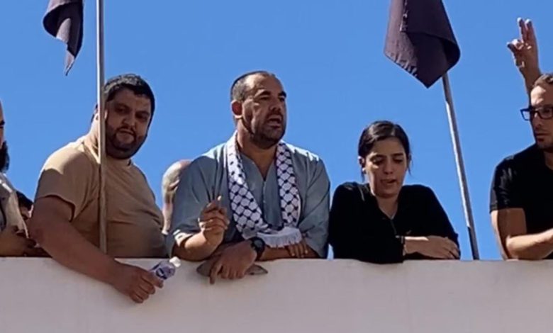 الزفزافي يحضر جنازة والده بالحسيمة ويؤكد: "مستعدون لتقديم دمائنا لكل شبر من الوطن" 1 الزفزافي يحضر جنازة والده بالحسيمة ويؤكد: "مستعدون لتقديم دمائنا لكل شبر من الوطن"