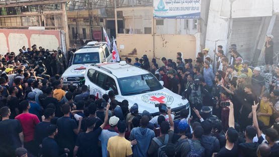 إسرائيل تؤكد التعرف على هوية رهينتين تسلمت جثتيهما الأربعاء 1 إسرائيل تؤكد التعرف على هوية رهينتين تسلمت جثتيهما الأربعاء