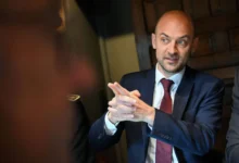 وزير الخارجية الفرنسي يعلن قرب عودة الكاتب الجزائري بوعلام صنصال من برلين