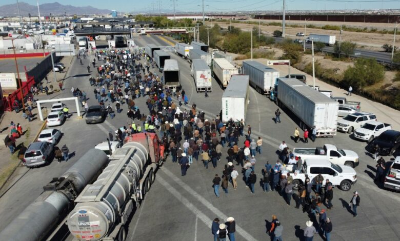 مزارعون مكسيكيون يغلقون جسر حدوديا مع الولايات المتحدة احتجاجا على أزمة مياه
