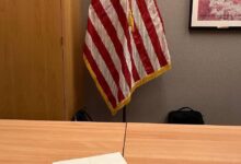 وزير الدفاع الأوكراني يكسر قلمه أثناء اجتماع بشأن خطة تسوية الحرب