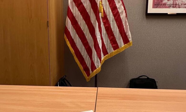 وزير الدفاع الأوكراني يكسر قلمه أثناء اجتماع بشأن خطة تسوية الحرب