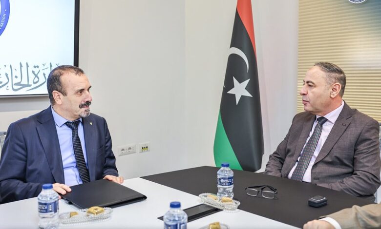 ليبيا والجزائر تبحثان تعزيز التعاون خلال مباحثات دبلوماسية في طرابلس