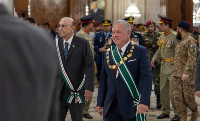 الرئيس الباكستاني يمنح الملك عبدالله الثاني وسام "نيشان باكستان"