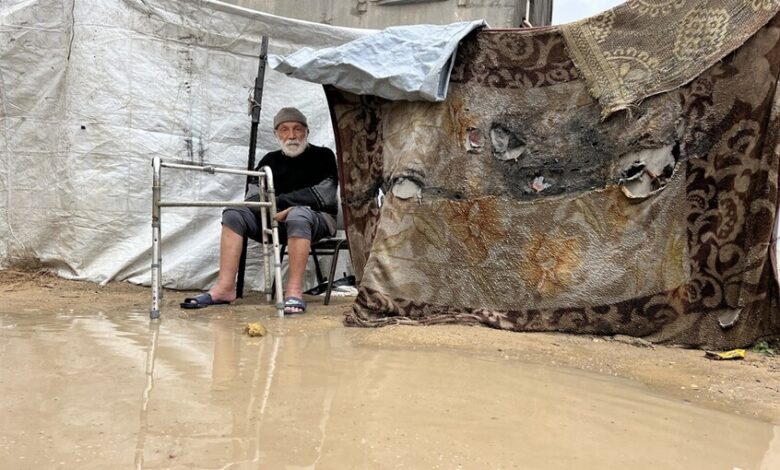 أمطار غزيرة تفاقم معاناة النازحين في غزة وحماس تحذر من كارثة إنسانية