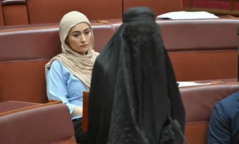 مجلس الشيوخ الأسترالي يعلق عضوية بولين هانسون بعد ارتدائها البرقع في البرلمان 1 مجلس الشيوخ الأسترالي يعلق عضوية بولين هانسون بعد ارتدائها البرقع في البرلمان
