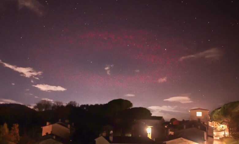 ظاهرة جوية نادرة.. حلقة ضوئية عملاقة تظهر في سماء شمال إيطاليا