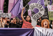 اعتقال 14 شخصاً خلال تظاهرة نسائية في إسطنبول ضد العنف اتجاه المرأة