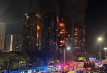 خبراء يشيرون إلى السقالات شديدة الاشتعال وراء حريق هونغ كونغ المميت
