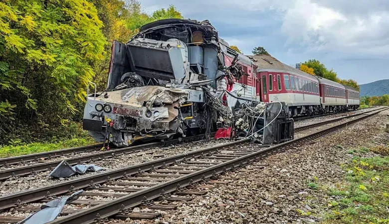 حادث قطار مروع يصدم عمال سكك حديدية في جنوب غرب الصين