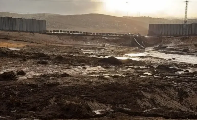 أمطار غزيرة تتسبب في انهيار جزء من جدار الفصل الاسرائيلي وتعطّل طرق بالضفة الغربية