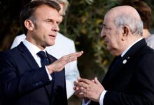 ماكرون يبدي استعداده للحوار مع تبون لتهدئة التوتر بين باريس والجزائر