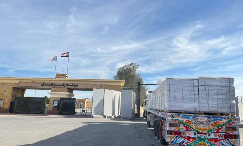 مصر.. قافلة «زاد العزة» 76.. دفء وأمل يعبران الحدود إلى غزة 1 مصر.. قافلة «زاد العزة» 76.. دفء وأمل يعبران الحدود إلى غزة