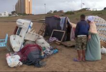 عائلة جزائرية تقيم في خيمة على شاطئ البحر بعد فقدان مأواها... مأساة إنسانية تهزّ مواقع التواصل