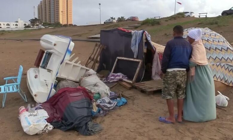 عائلة جزائرية تقيم في خيمة على شاطئ البحر بعد فقدان مأواها... مأساة إنسانية تهزّ مواقع التواصل
