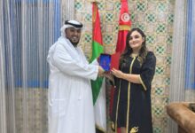 السفارة التونسية في الإمارات تكرّم المعلق عامر عبدالله بعد إشادته بمنتخب تونس ضد البرازيل في مبارة ودية