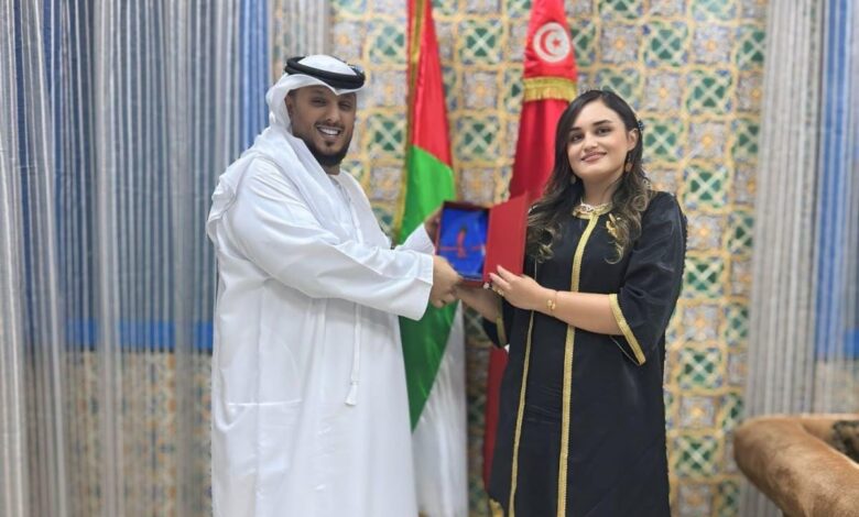 السفارة التونسية في الإمارات تكرّم المعلق عامر عبدالله بعد إشادته بمنتخب تونس ضد البرازيل في مبارة ودية