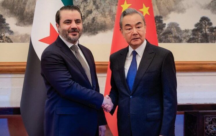 وزير الخارجية السوري أسعد الشيباني يلتقي وزير الخارجية الصيني وانغ يي في العاصمة الصينية بكين