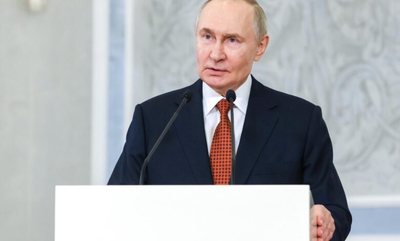 بوتين يؤكد استمرار روسيا في تطوير أسطول كاسحات الجليد النووية