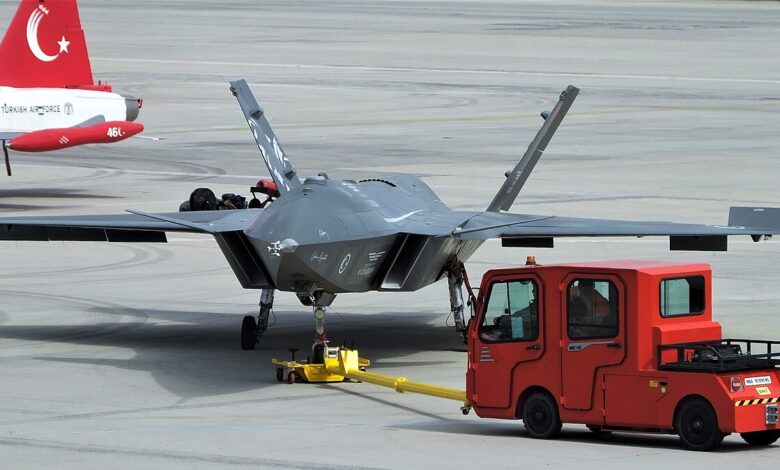 تركيا تكشف رسميًا عن المقاتلة المسيّرة "قزل ألما" بعد نجاح اختبار قتالي جديد