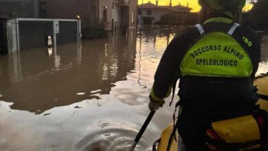 فيضانات وانهيار أرضي يضربان شمالي إيطاليا وعمليات إنقاذ واسعة