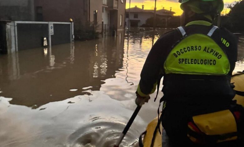 فيضانات وانهيار أرضي يضربان شمالي إيطاليا وعمليات إنقاذ واسعة