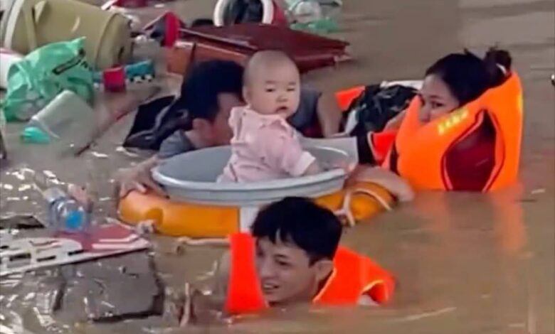 سكان فيتنام ينقذون أطفالهم الرضّع من الفيضان بالآواني والأحواض 1 سكان فيتنام ينقذون أطفالهم الرضّع من الفيضان بالآواني والأحواض