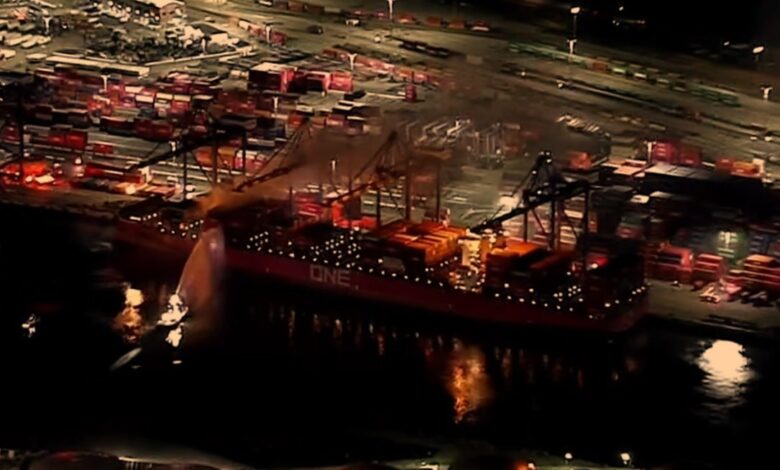 انفجار وحريق على سفينة شحن في ميناء سان بيدرو بلوس أنجلوس