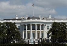 البيت الأبيض ينتقد معارضي خطة التسوية في أوكرانيا ويعتبر أنهم قد يستفيدون من استمرار الصراع