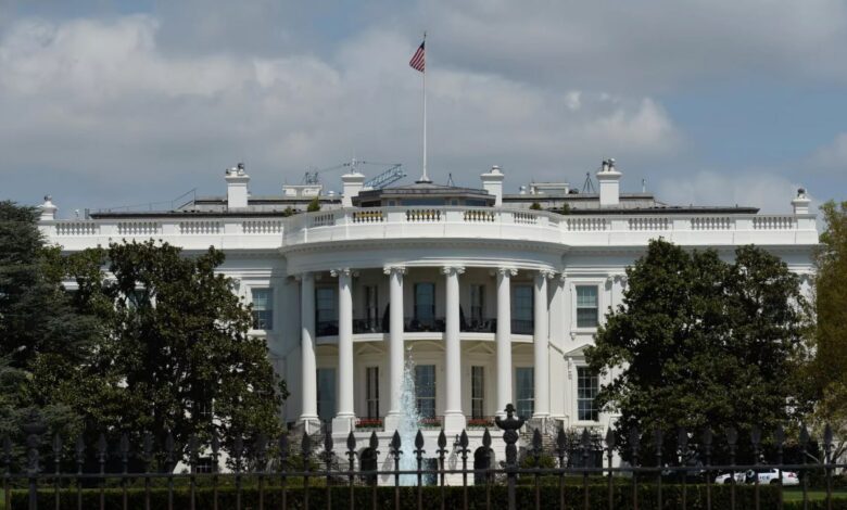 البيت الأبيض ينتقد معارضي خطة التسوية في أوكرانيا ويعتبر أنهم قد يستفيدون من استمرار الصراع