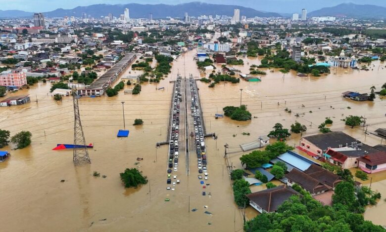 فيضانات هائلة تغمر مدينة هات ياي جنوب تايلاند وترفع منسوب المياه لثلاثة أمتار 1 فيضانات هائلة تغمر مدينة هات ياي جنوب تايلاند وترفع منسوب المياه لثلاثة أمتار