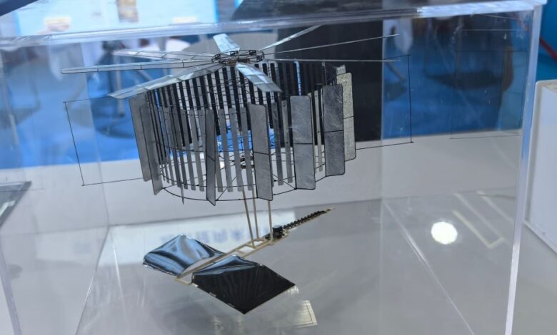 الصين تكشف عن طائرة مسيرة خفيفة الوزن بحجم راحة اليد