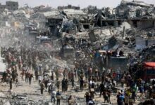 طائرات مسيرة إسرائيلية تلقي قنابل شرقي حي التفاح، شمال شرق مدينة غزة.