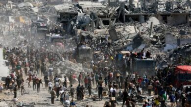 طائرات مسيرة إسرائيلية تلقي قنابل شرقي حي التفاح، شمال شرق مدينة غزة. 2 طائرات مسيرة إسرائيلية تلقي قنابل شرقي حي التفاح، شمال شرق مدينة غزة.