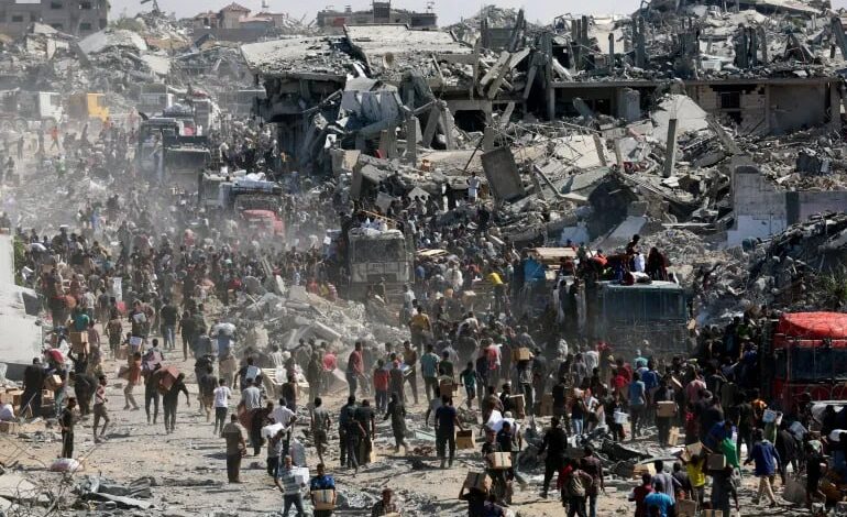 طائرات مسيرة إسرائيلية تلقي قنابل شرقي حي التفاح، شمال شرق مدينة غزة.