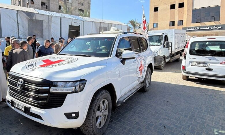 الصليب الأحمر يسلم 15 جثـ.ماناً لفلسطينيين ضمن صفقة تبادل مع إسرائيل