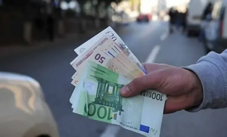 في ظرف عام واحد: الدينار الجزائري يتراجع إلى 280 ديناراً مقابل يورو واحد 1 في ظرف عام واحد: الدينار الجزائري يتراجع إلى 280 ديناراً مقابل يورو واحد