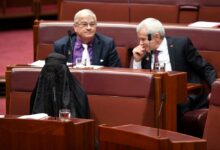 عضو البرلمان الأسترالي تثير جدلاً بارتداء البرقع داخل المجلس