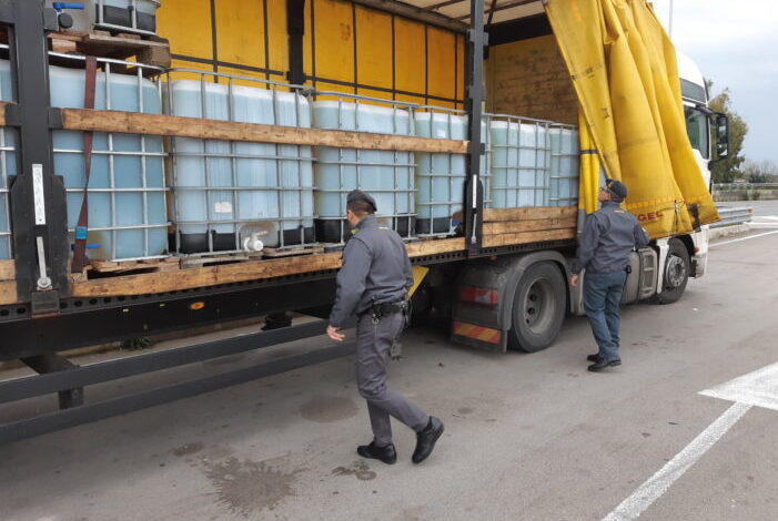 ليبيا: ضبط عصابة لتهريب الوقود وحجز 40 ألف لتر ديزل في الواحات 1 ليبيا: ضبط عصابة لتهريب الوقود وحجز 40 ألف لتر ديزل في الواحات